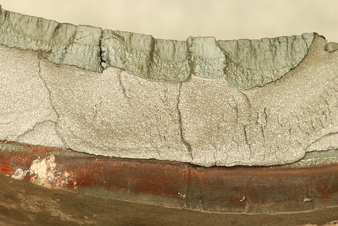 Fracture surface of interior cracks (top) and exterior cracks (bottom)